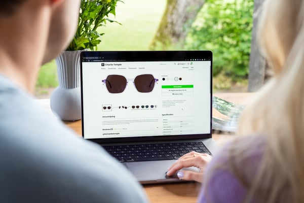 Online bestellen bij een e-commerce partij en betalen via de gewenste betaalmethode.