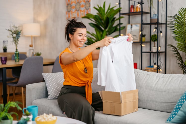 Jonge vrouw unboxing shirt