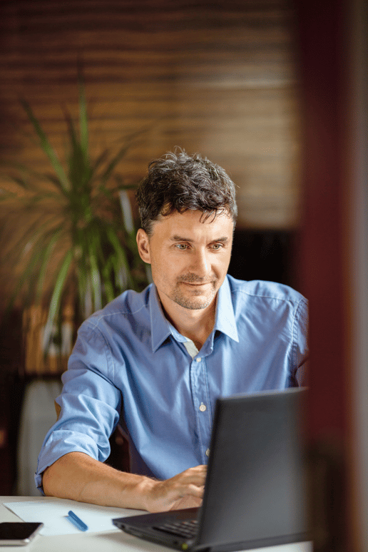 Mann arbeitet von zu Hause aus 2