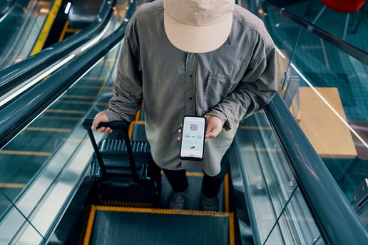 Man met smartphone en ticket (1)
