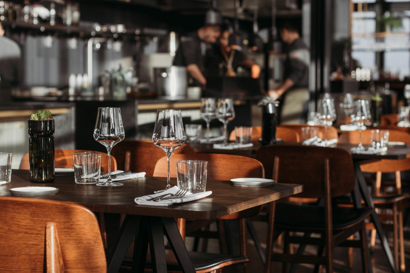 Restaurant interieur met glaswerk