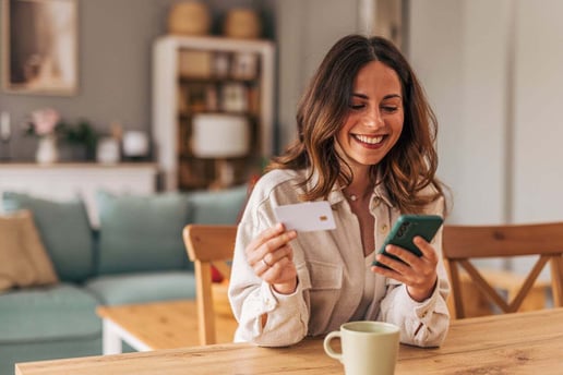 Vrouw Online Betaling iStock