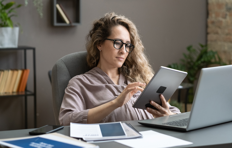 schwangere-geschäftsfrau-arbeitet-am-tablet-pc
