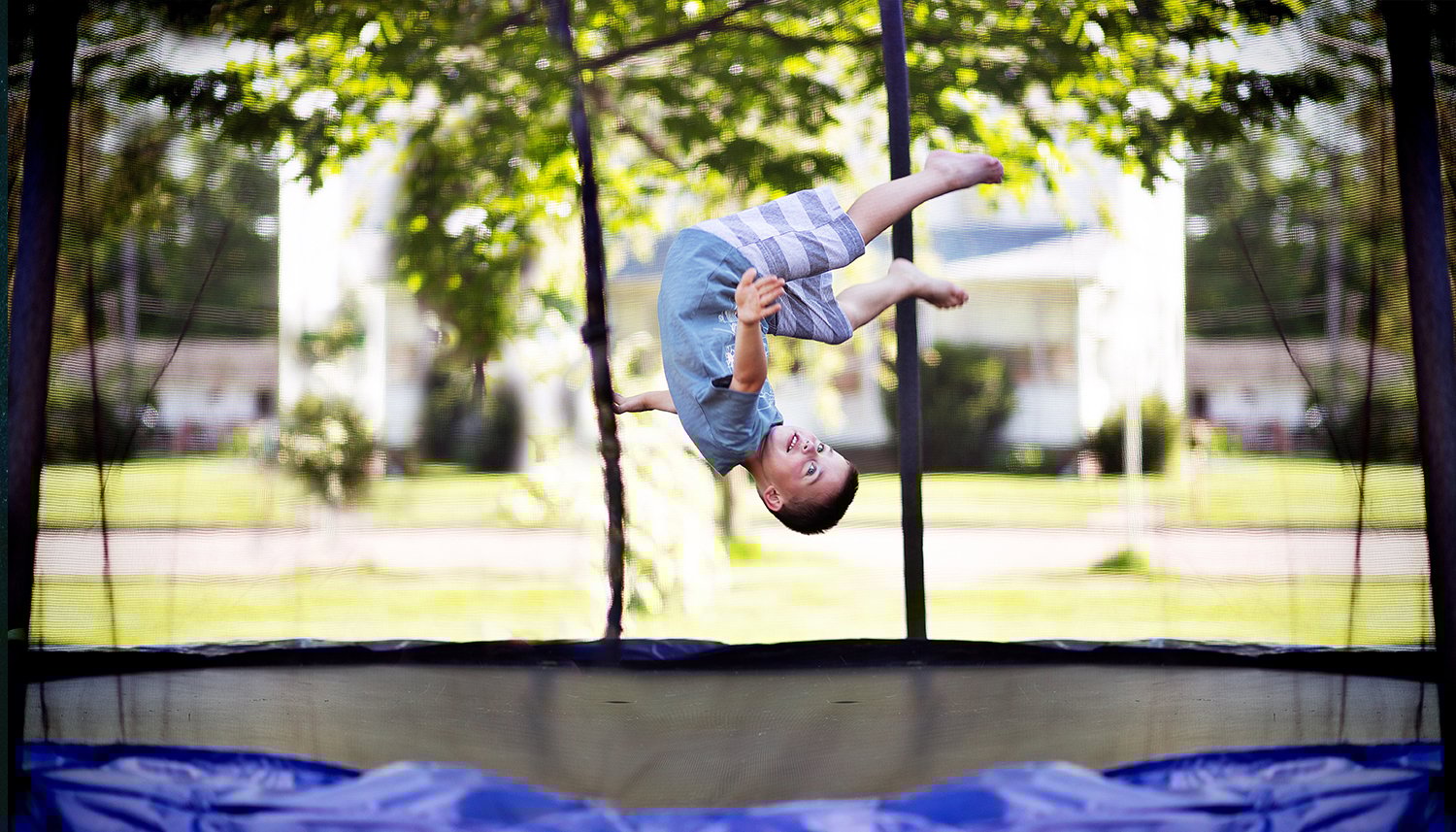 jongen_trampoline